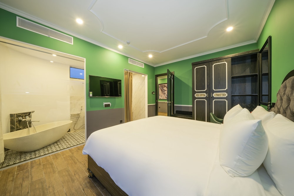 Junior Suite With Balcony and Bath - Free Shuttle Car to Hoi An Old Town