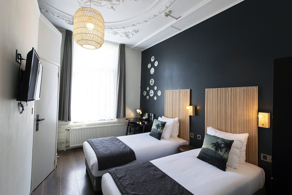 Twin Room, Private Bathroom, Canal View photo 1
