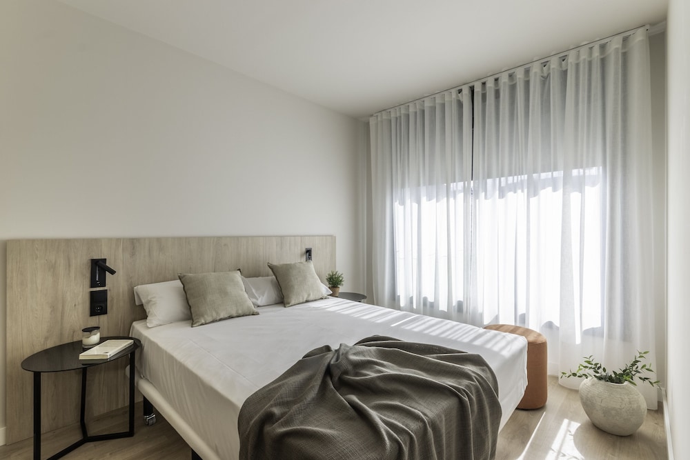 Apartment, 2 Bedrooms, Terrace - Photo 4