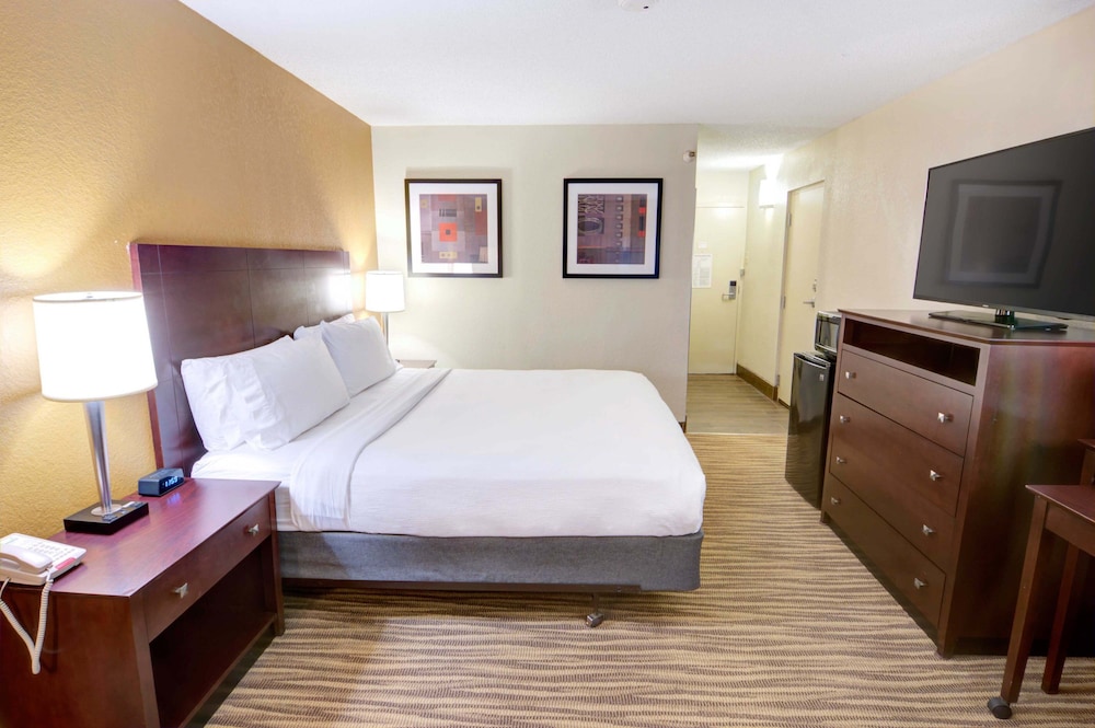 Standard Room, 1 King Bed, Accessible (Transfer Shower) - Photo 1