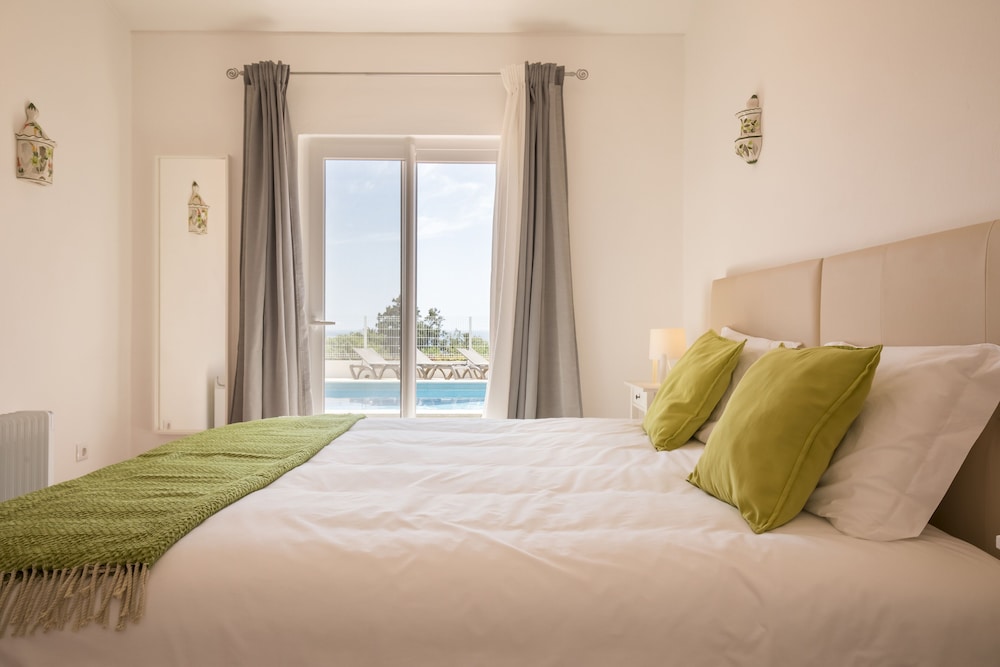 Deluxe Double or Twin Room, 1 Bedroom, Shared Bathroom, Pool View photo 1