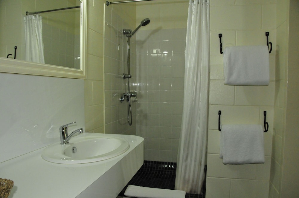 Standard Room, Non Smoking, Balcony (B&B Standard Ensuite) photo 2