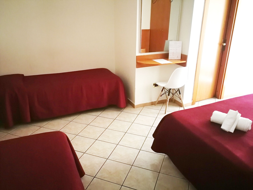 Standard Quadruple Room - Photo 7