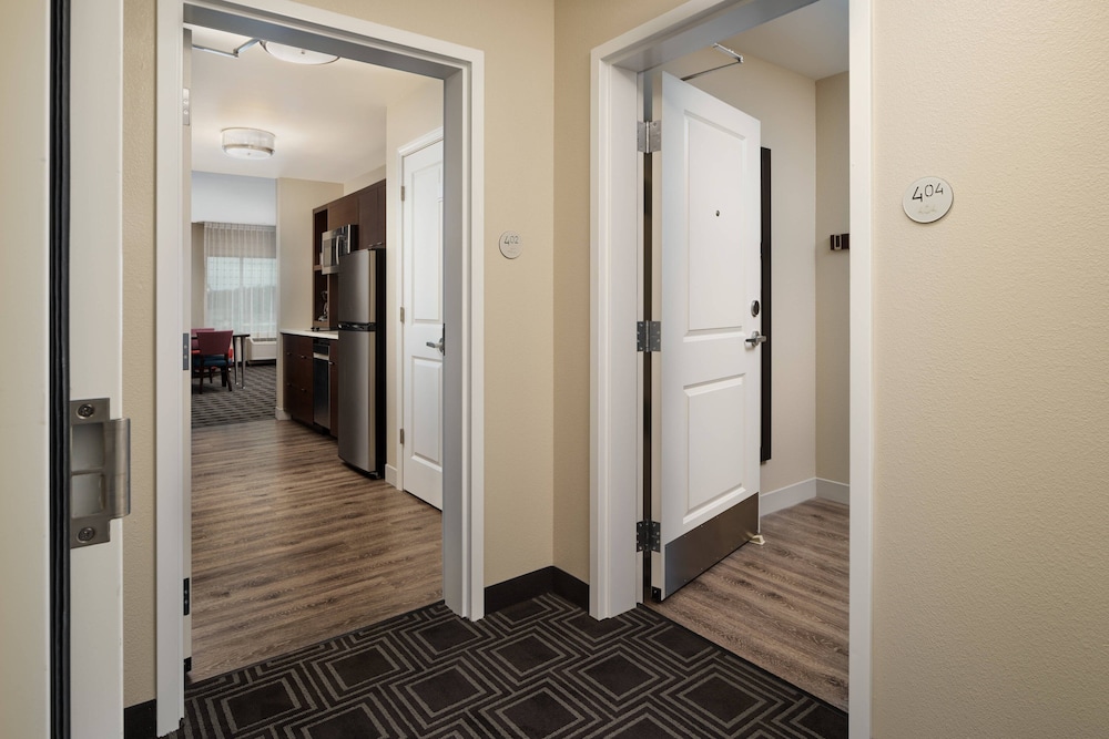Suite, 1 Bedroom - Photo 2