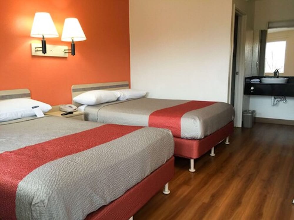 Standard Room, 2 Double Beds, Non Smoking photo 3