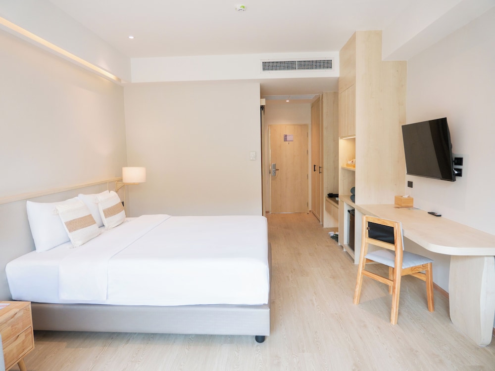 Deluxe Room, Garden View - Photo 3