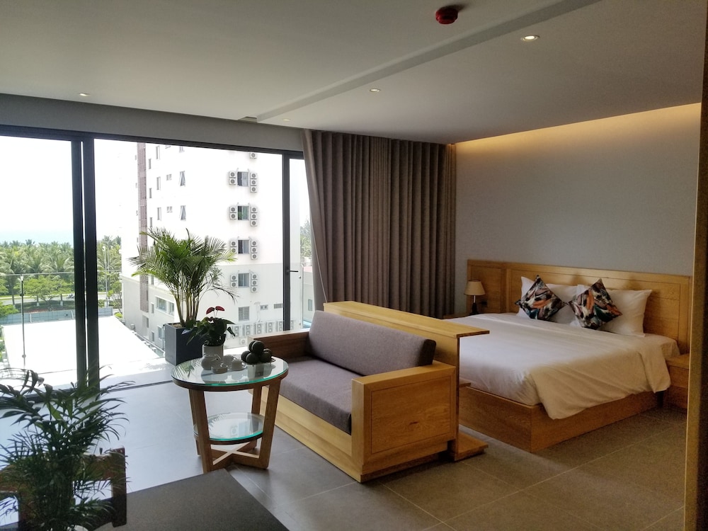 Deluxe Studio, 1 King Bed, Beach View