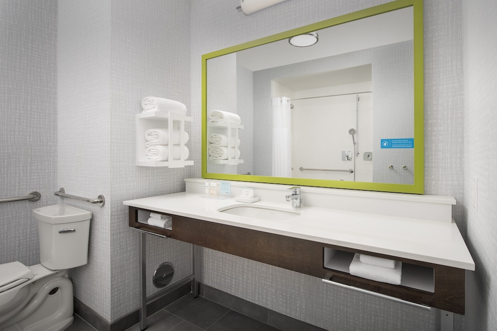 Room, 1 King Bed, Accessible, Bathtub - Photo 6