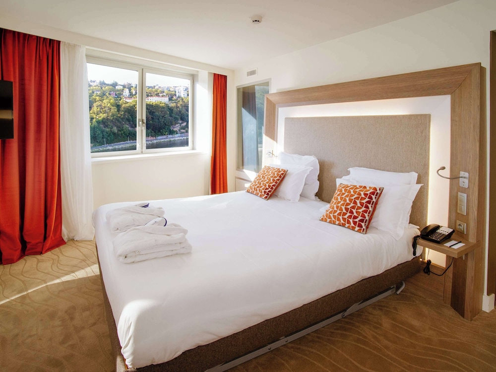 Suite, 1 Queen Bed (1 Double bed & 1 Double sofa)