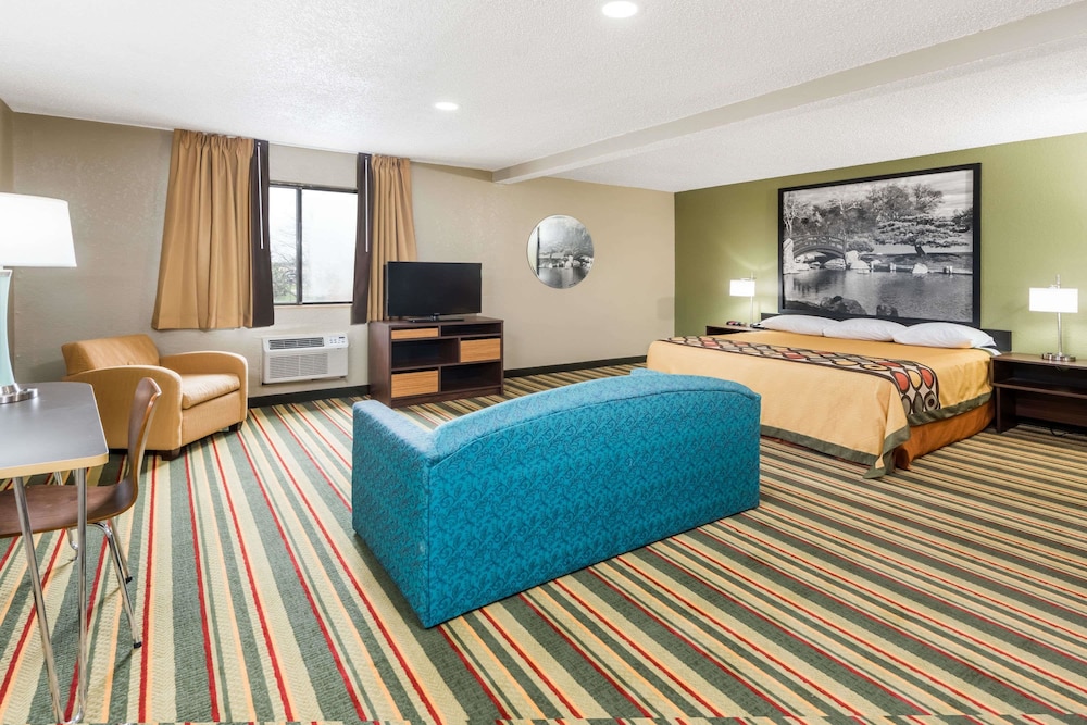 Suite, 1 King Bed, Refrigerator photo 2