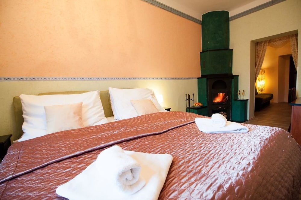 Honeymoon Suite, Fireplace