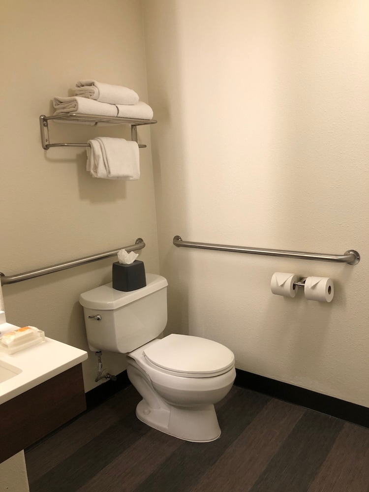 Standard Room, 2 Queen Beds, Accessible Bathtub (Mobility) - Photo 3