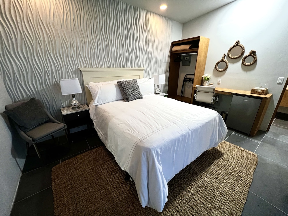 Romantic Cabin, 1 Queen Bed, Garden View, Courtyard Area photo 1