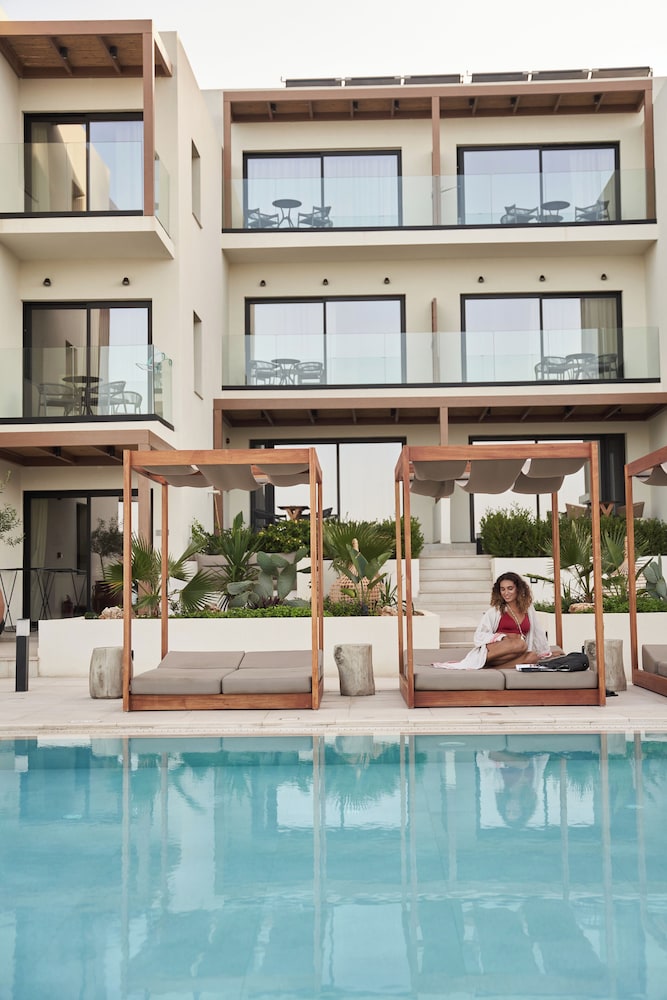 Superior Open Plan Apartment- Sea View - Photo 8