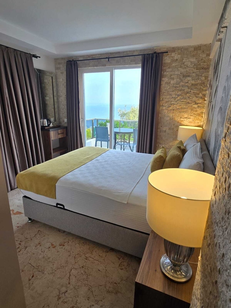 Comfort Suite, 1 Queen Bed, Sea View
