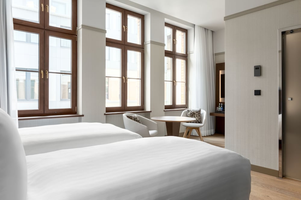 Comfort Room, 2 Twin Beds, Courtyard View