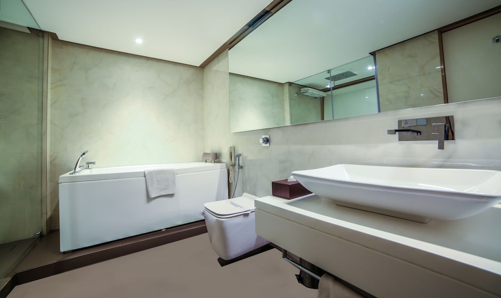 Suite Room with Airport Transfer - Photo 6