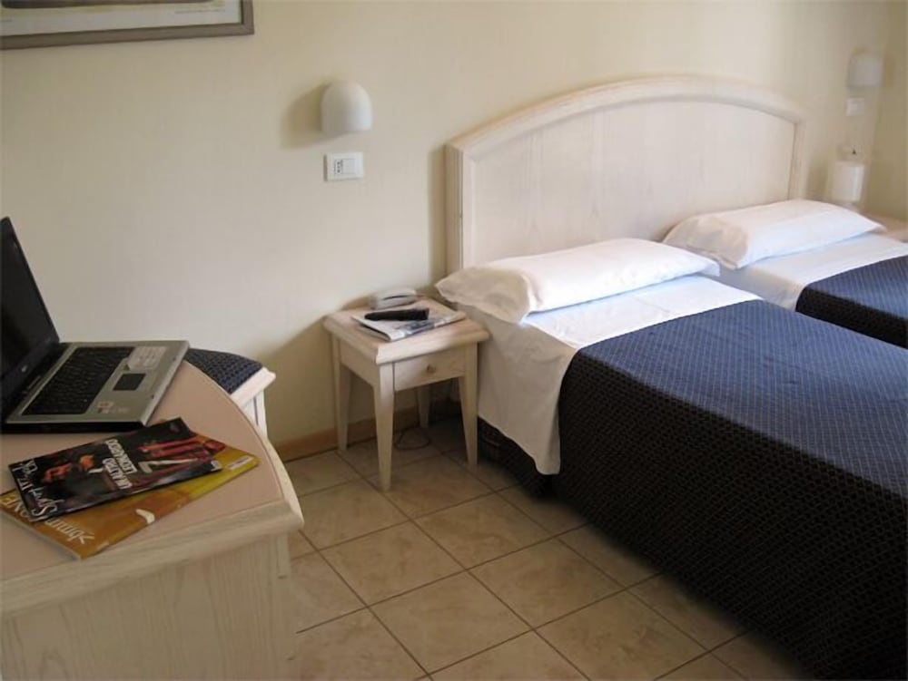 Standard Double or Twin Room - Photo 2