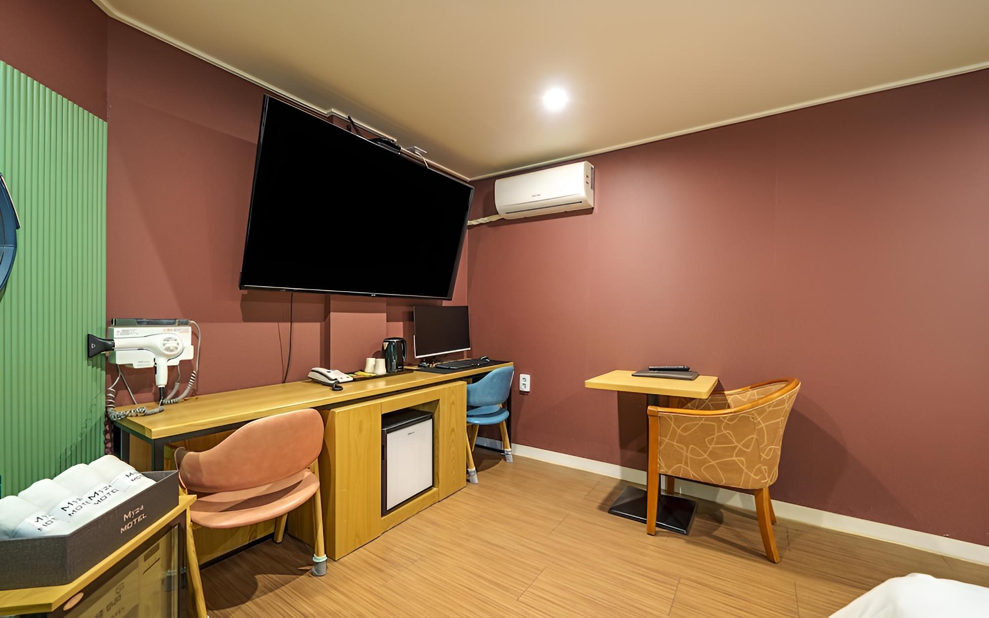 Room (Premium B (1 buggy PC 65-inch UHD Sma) - Photo 2