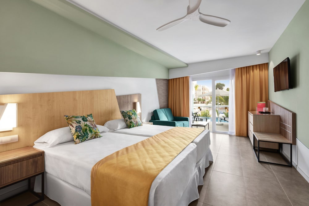 Standard Room, Private Pool (Swim-up, Adults-Only) photo 3