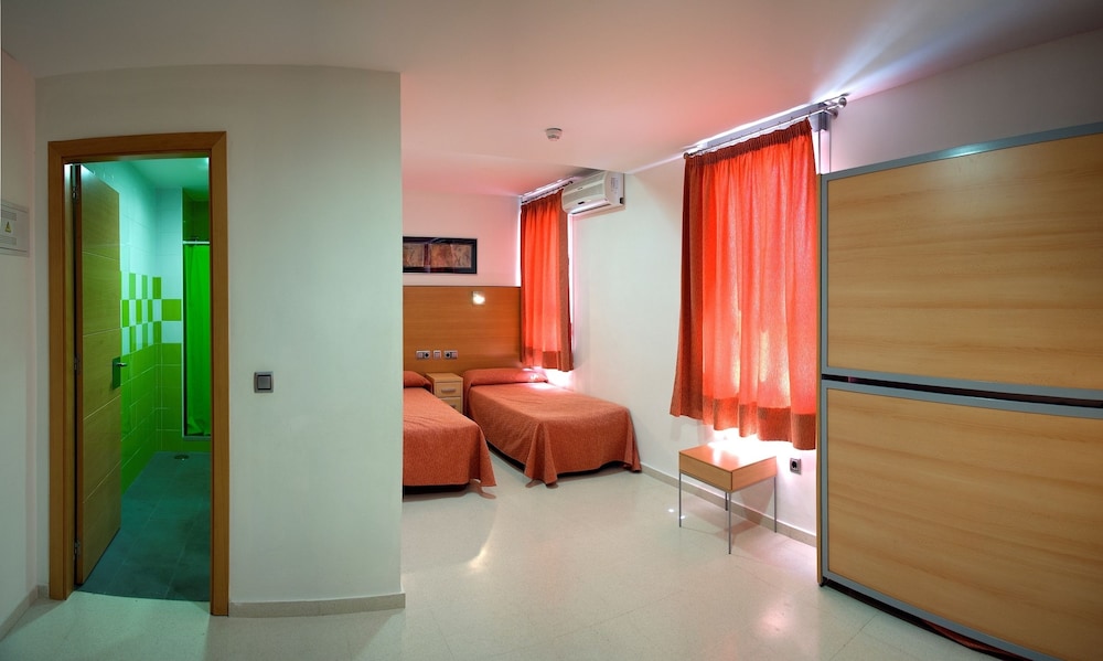 Basic Quadruple Room, Private Bathroom