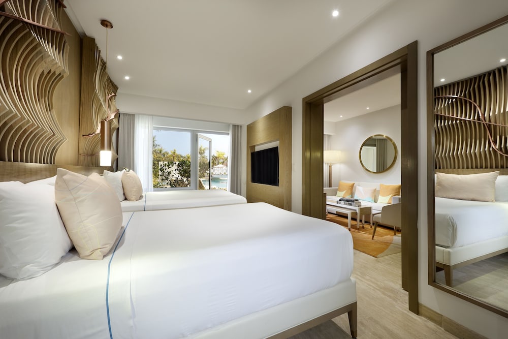 Suite (Swim-Up) - Photo 4