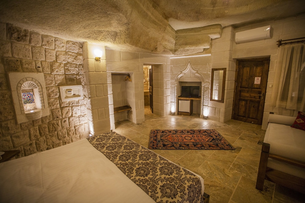 Deluxe Cave Room 205