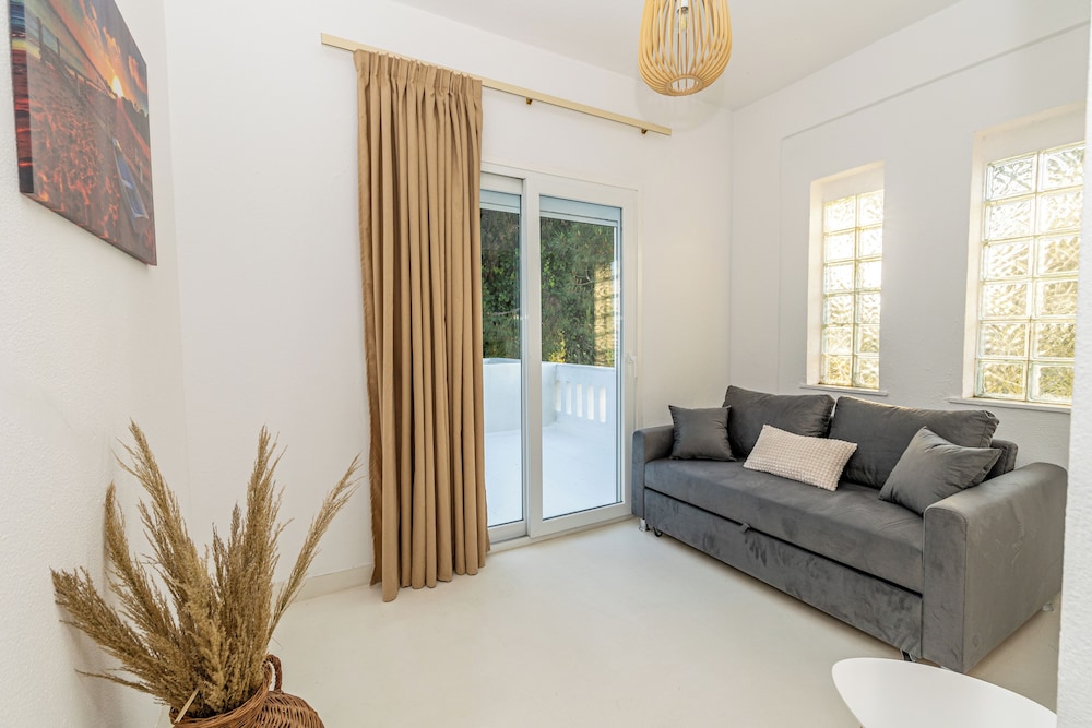 Junior Quadruple Room, 1 King Bed with Sofa bed, Hot Tub, Sea View photo 2