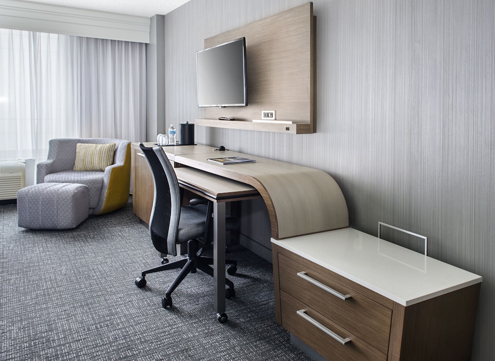 Room, 2 Queen Beds, Courtyard View (Mobility/Hearing Access, Roll-In Shwr)