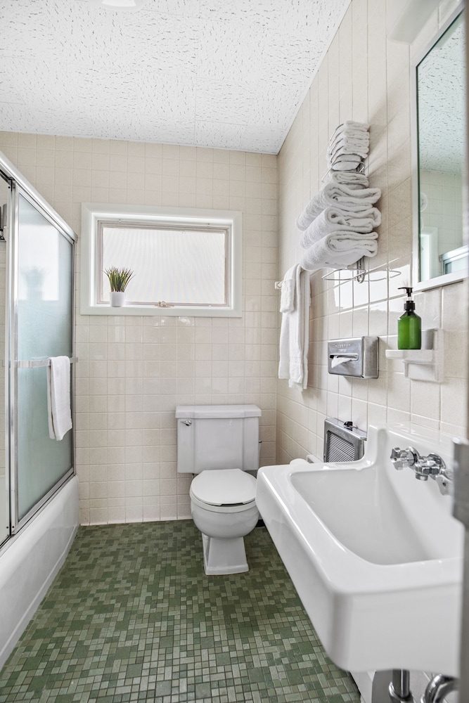 Signature Room, 1 King Bed, Kitchenette, Pool View photo 2