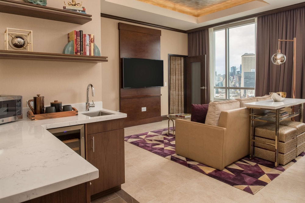 Penthouse, 1 King Bed (Cityscape) thumbnail 6