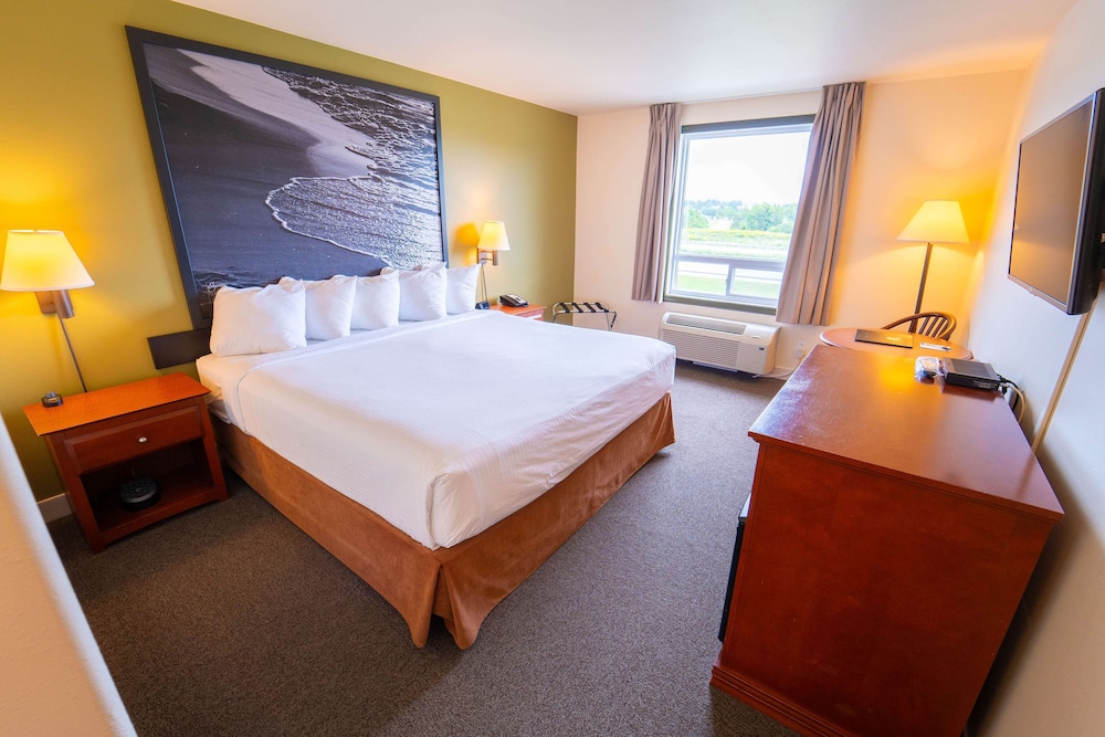 Standard Room, 1 King Bed, Non Smoking - Photo 5
