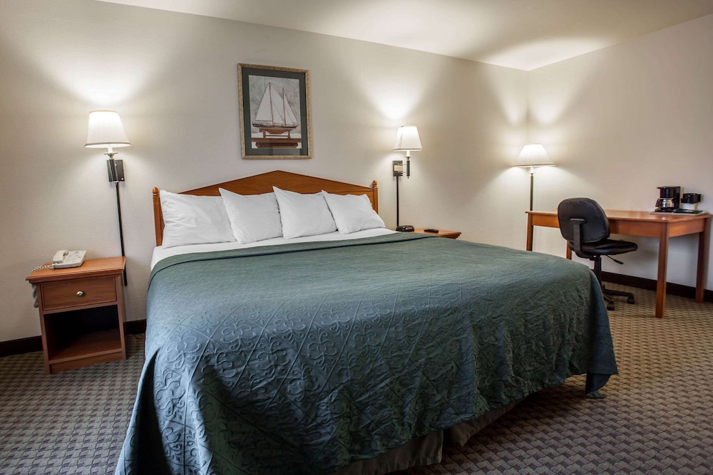 Deluxe Suite, 1 King Bed with Sofa bed, Non Smoking - Photo 4