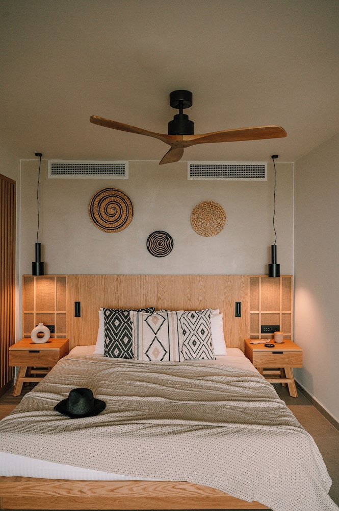 Superior Double Room, Partial Sea View thumbnail 5