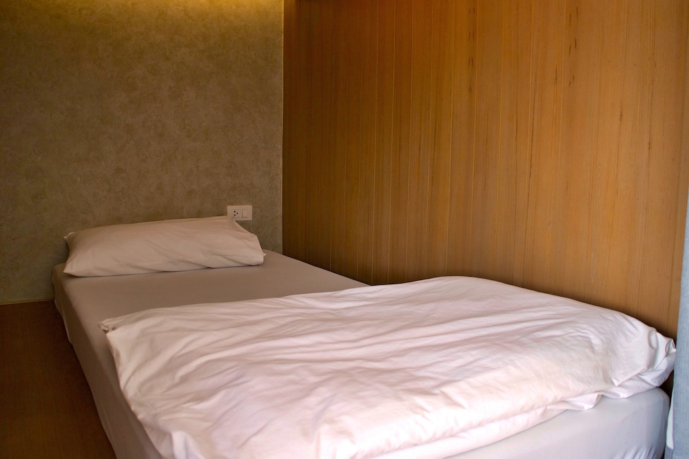 Private 8 Bed photo 2