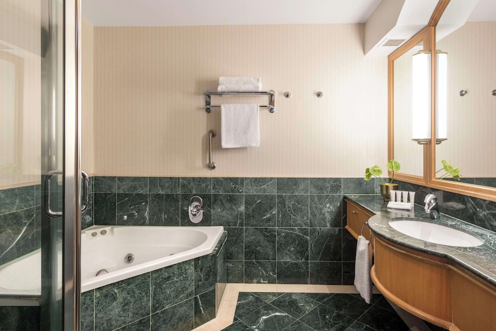 Hotel Room - Photo 2