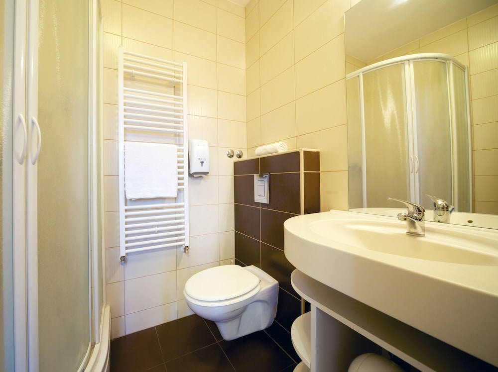 Quadruple Room, Private Bathroom - Photo 4
