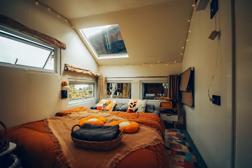 Romantic Studio Suite, Hill View