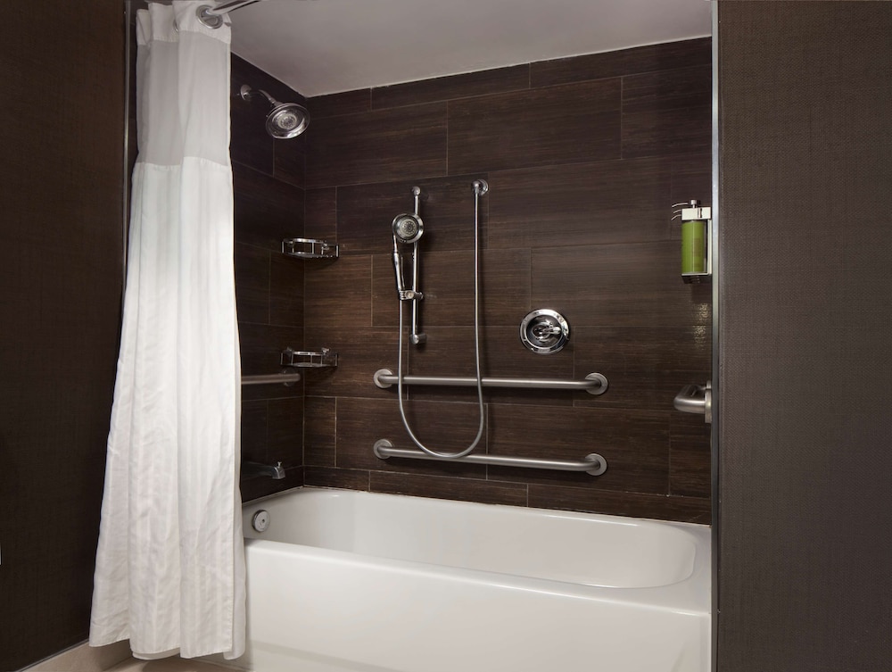 Deluxe Room, 1 King Bed, Accessible, Bathtub (Mobility & Hearing) - Photo 12