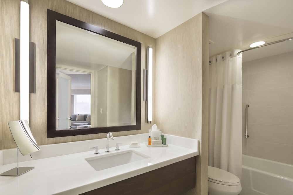 Deluxe Corner King Junior Suite - Photo 8