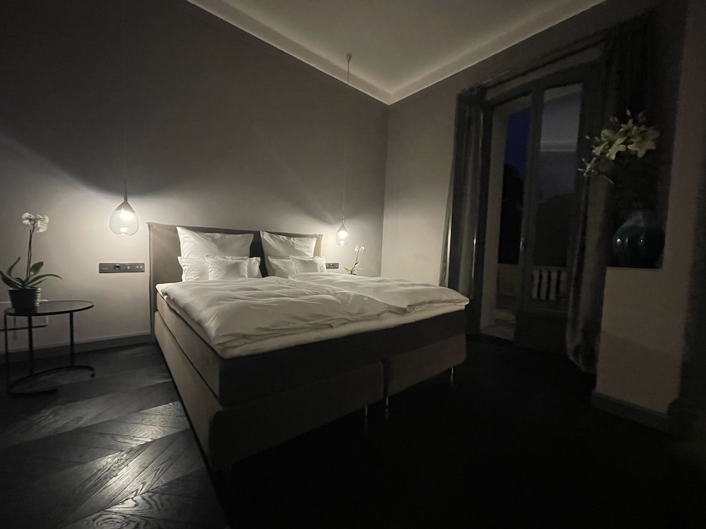 Luxury Room, 1 King Bed, Park View, Garden Area photo 2