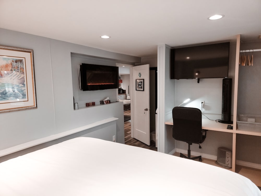 Deluxe Room thumbnail 5