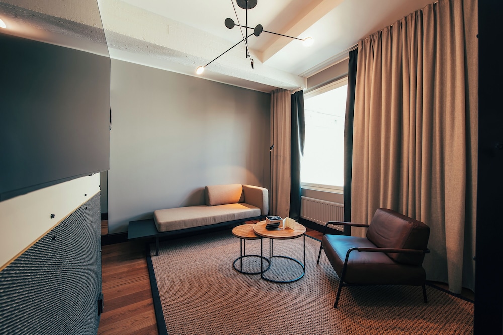 Deluxe Room, 1 King Bed, Non Smoking (Sitting Area) photo 2