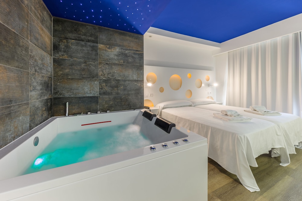 Deluxe Room, Jetted Tub thumbnail 5