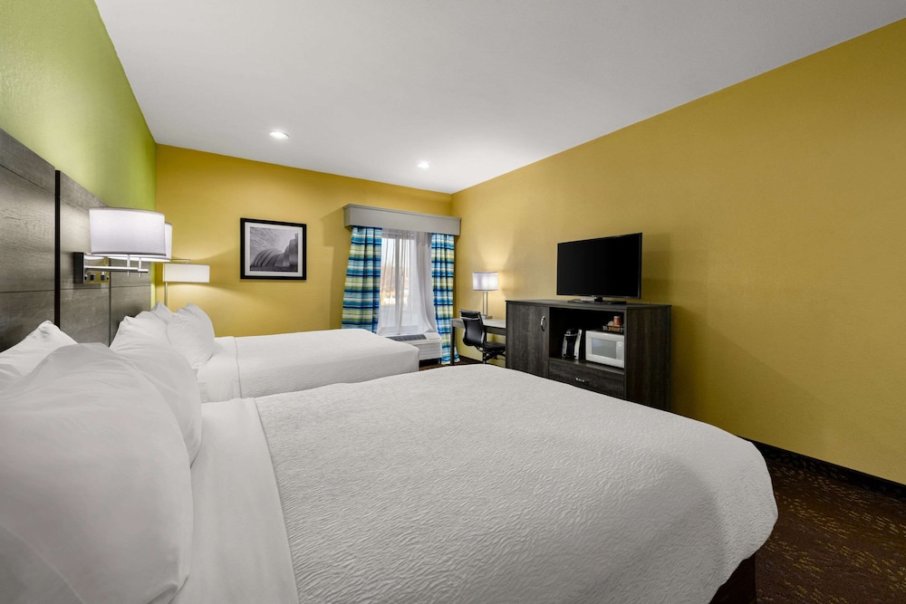 Standard Room, 2 Queen Beds, Non Smoking - Photo 7