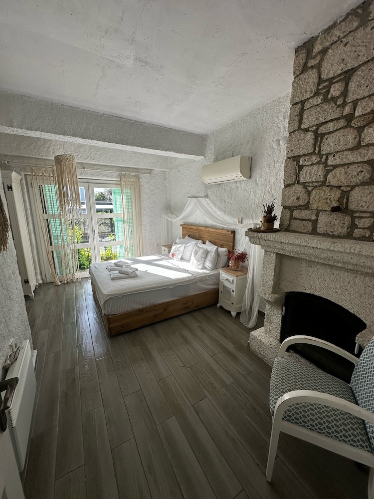 Deluxe Suit French Balcony
