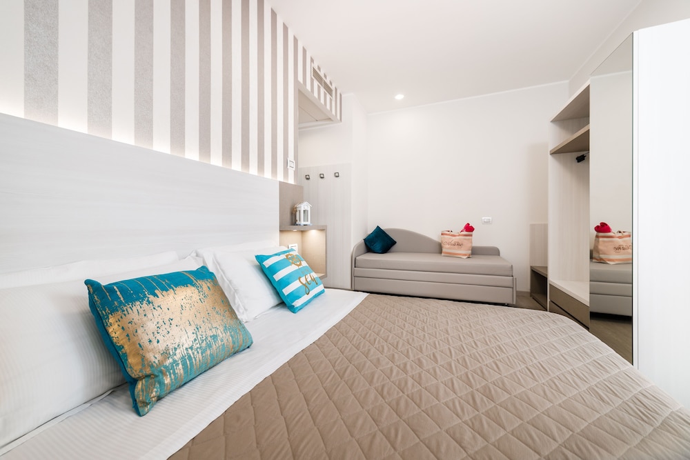Standard Quadruple Room, Sea View - Photo 3