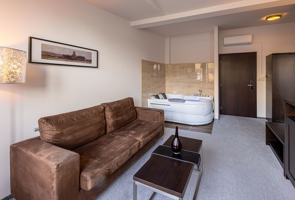 Design Suite, 1 Bedroom, Bathtub, City View photo 1