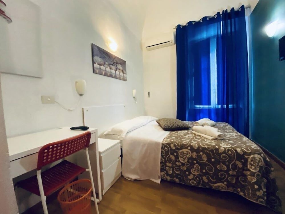 Basic Double Room, 1 Double Bed, Shared Bathroom photo 3