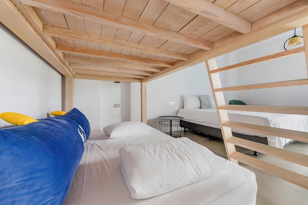 Signature Quadruple Room, 1 Bedroom, Balcony photo 2